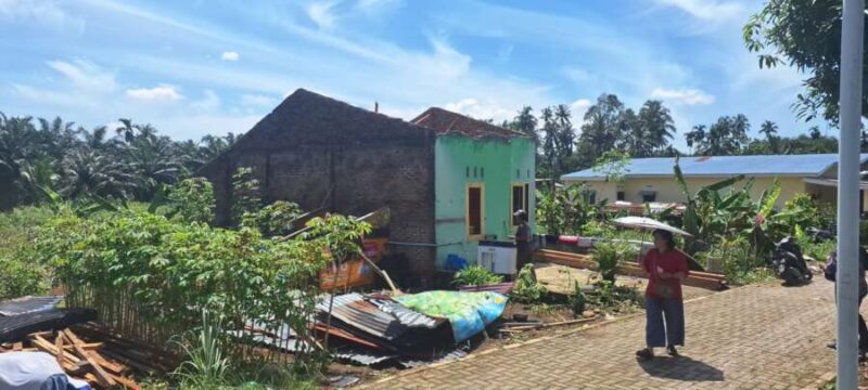 Puluhan Rumah di Desa Pertampilan Pancurbatu Kabupaten Deliserdang Hancur Disapu Angin Puting Beliung.