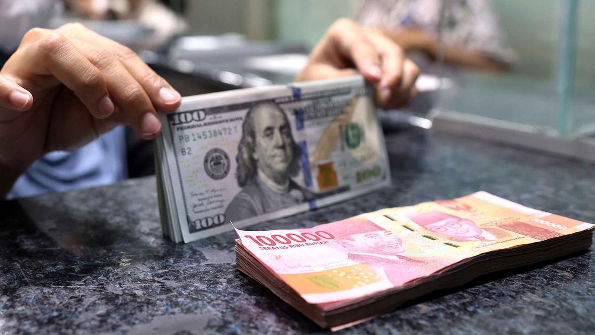 Rupiah Ditutup Melemah ke Rp 17.881 per Dolar AS