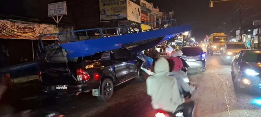 Tertimpa Tiang Reklame Dana: Mobil Hilux BK 8320 RH Dan Dua Unit Depeda Motor Remuk.