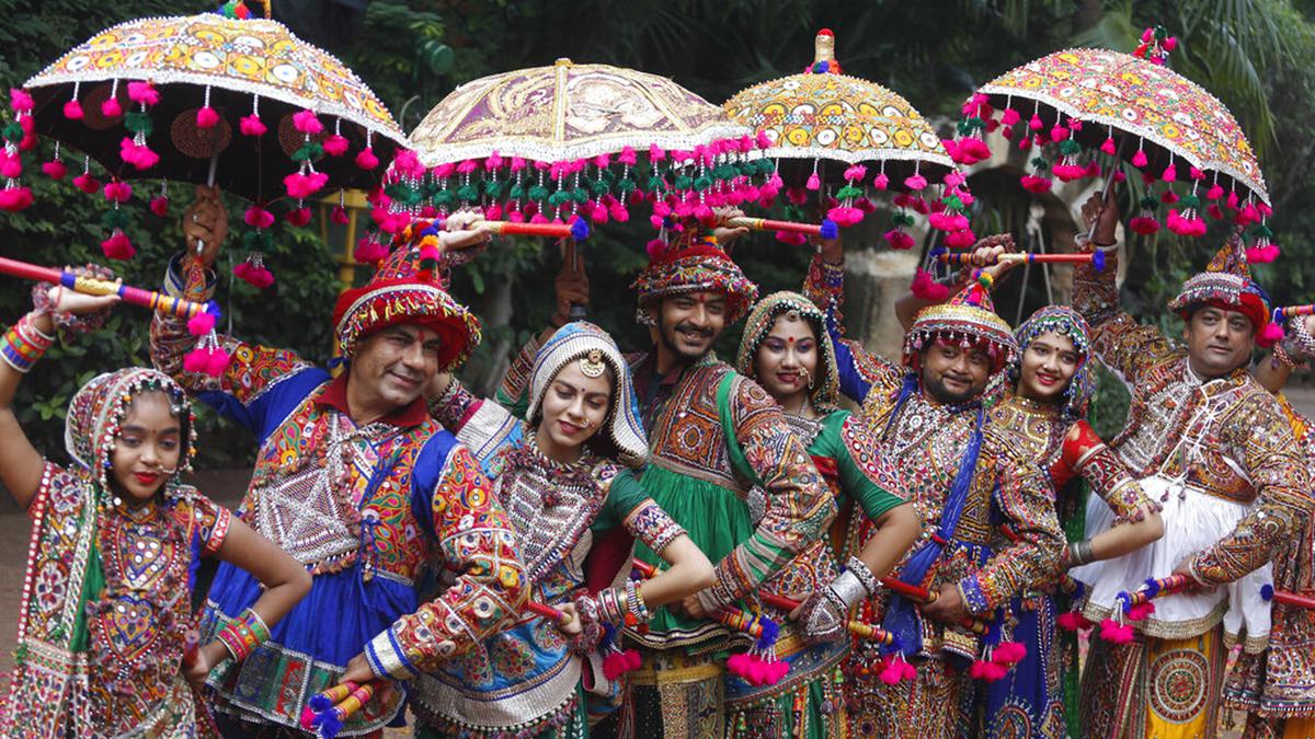 Turis India Viral Usai Menari Garba di Dekat Pesawat di Bandara Vietnam